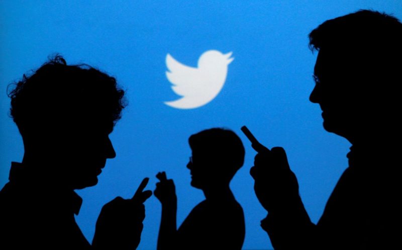 People holding mobile phones are silhouetted against a backdrop projected with the Twitter logo in this illustration picture taken in  Warsaw September 27, 2013.   REUTERS/Kacper Pempel/Illustration/File Photo     GLOBAL BUSINESS WEEK AHEAD PACKAGE - SEARCH "BUSINESS WEEK AHEAD JULY 25" FOR ALL IMAGES