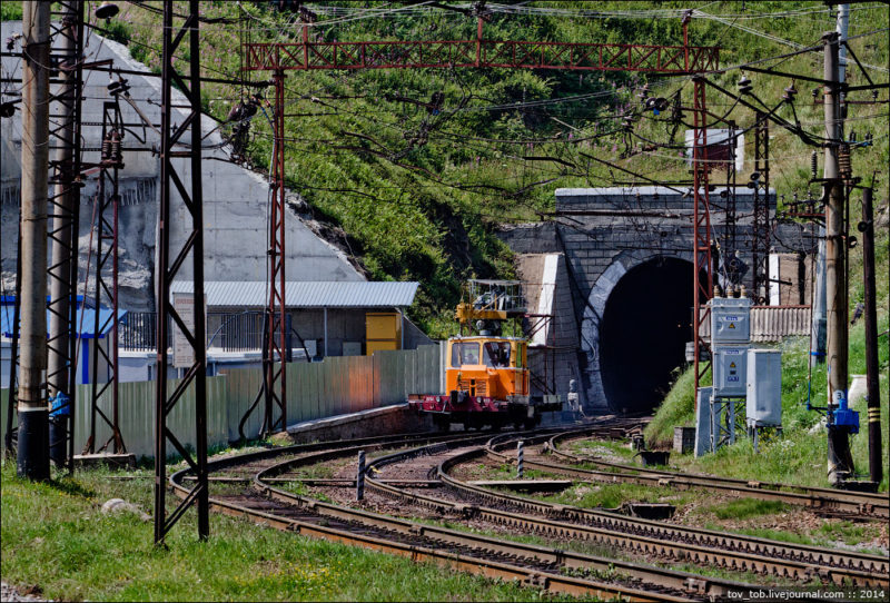 1477819640_igor-melika-tunnel-beskid-carpathian-1