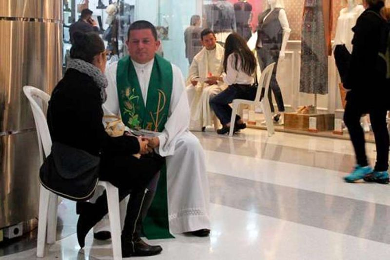 colombian_confess_a_thon_at_a_bogota_mall_credit_colombian_bishops_conference_cna