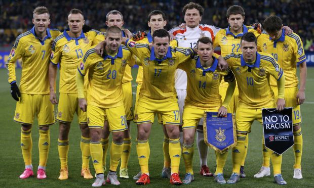 Ukraine's players pose for a picture before their Euro 2016 group C qualifying soccer match against Spain at the Olympic stadium in Kiev, Ukraine, October 12, 2015. REUTERS/Gleb Garanich