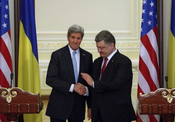 epaselect epa04604539 Ukrainian President Petro Poroshenko (R) shakes hands with US Secretary of State John Kerry (L), as they face the media to make a statement following their meeting in Kiev, Ukraine, 05 February 2015. Kerry visits Kiev amid worries that the fighting in eastern Ukraine will escalate further. Kerry was to meet Ukrainian President Petro Poroshenko, Prime Minister Arseniy Yatsenyuk, Foreign Minister Pavlo Klimkin and members of Ukraine's parliament, the US Embassy in Kiev said. German Chancellor Angela Merkel and French President Francois Hollande are joining Kerry later on 05 February as they mount a diplomatic offensive with fighting escalating in eastern Ukraine.  EPA/ROMAN PILIPEY